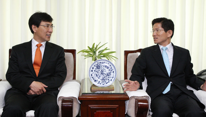 ▲ 4일 안희정 충남지사가 경기도청을 방문해 김문수 경기지사와 환담을 나누고 있다.ⓒ뉴데일리