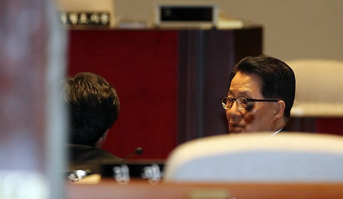 ▲ 한나라당과 민주당의 한ㆍEU FTA 비준안 처리 합의가 사실상 파기된 가운데, 4일 오후 국회에서 열린 민주당 의원총회에서 박지원 원내대표가 심각한 표정으로 손학규 대표와 얘기를 하고 있다. ⓒ연합뉴스