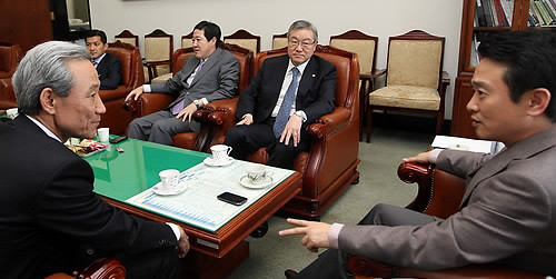 ▲ 4일 국회 외교통상통일위원회 위원장실에서 남경필 위원장과 김성환 외교통상부 장관, 김종훈 통상교섭본부장 등이 FTA와 관련한 협의를 하고 있다. ⓒ연합뉴스