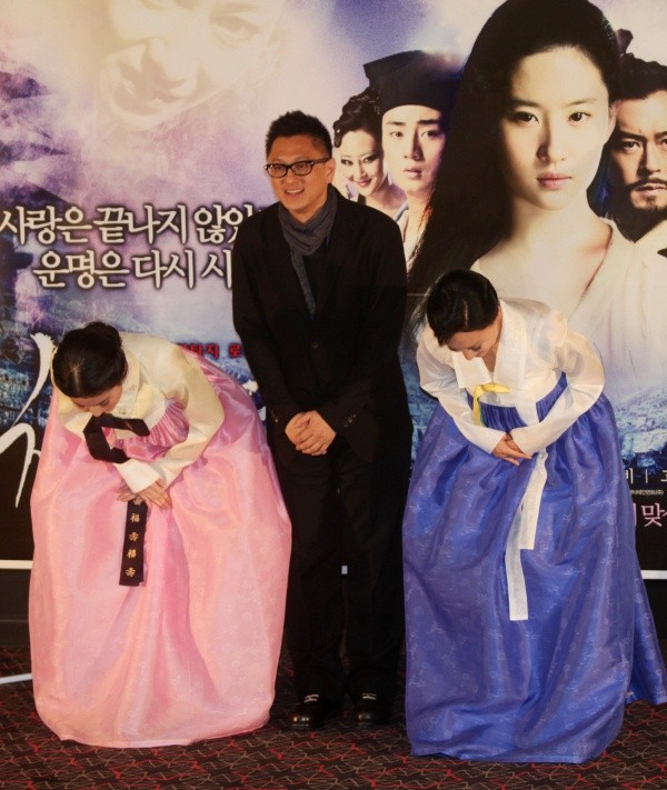 ▲ 취재진에게 허리를 숙여 인사를 하고 있는 배우 유역비·혜영홍과 엽위신 감독.   ⓒ 노용헌 기자