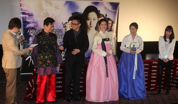 ▲ 4일 왕십리 CGV에서 열린 영화 '천녀유혼' 언론시사회에 참석한 엽위신 감독과 배우들. 왼쪽부터 사회자 김태진, 임정훈 디지털 스튜디오 2L 대표, 엽위신 감독, 유역비, 혜영홍.   ⓒ 노용헌 기자