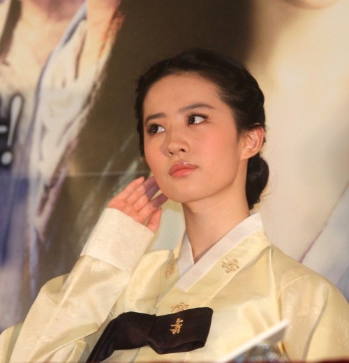 ▲ 4일 왕십리 CGV에서 열린 영화 '천녀유혼' 언론시사회에 참석한 엽위신 감독과 배우들. 왼쪽부터 사회자 김태진, 임정훈 디지털 스튜디오 2L 대표, 엽위신 감독, 유역비, 혜영홍.   ⓒ 노용헌 기자