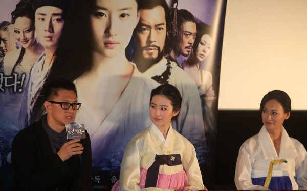 ▲ 4일 왕십리 CGV에서 열린 영화 '천녀유혼' 언론시사회에 참석한 엽위신 감독과 배우들. 왼쪽부터 사회자 김태진, 임정훈 디지털 스튜디오 2L 대표, 엽위신 감독, 유역비, 혜영홍.   ⓒ 노용헌 기자