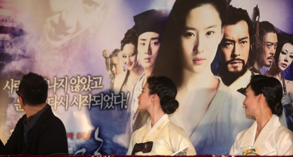 ▲ 기자회견 도중 뒤에 걸린 포스터를 바라보고 있는 엽위신 감독과 배우 유역비, 혜영홍.   ⓒ 노용헌 기자