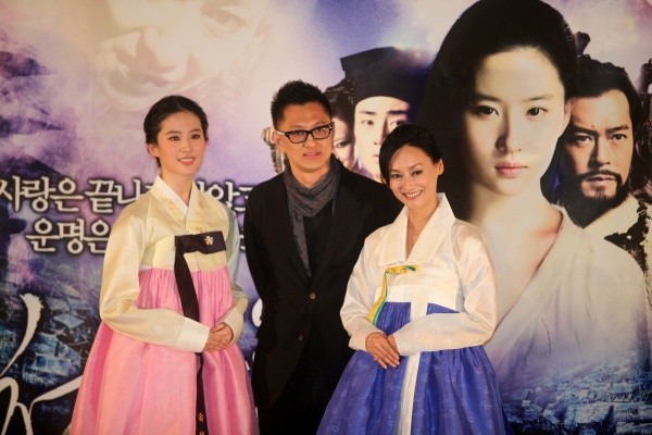 ▲ 한복을 입고 포즈를 취하고 있는 배우 유역비와 혜영홍.   ⓒ 노용헌 기자