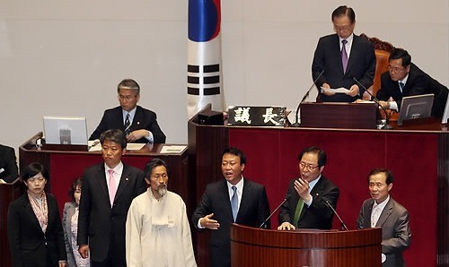 ▲ 4일 밤 국회 본회의장에서 한ㆍ유럽연합(EU) 자유무역협정(FTA) 비준동의안 토론종결 투표에 민노당 권영길, 강기갑, 이정희, 진보신당 조승수 의원 등이 항의하고 있다. ⓒ연합뉴스