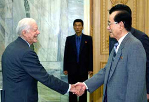카터 전 미국 대통령(왼쪽)이 27일 평양 만수대 의사당에서 김영남 북한 최고인민회의 상임위원장과 악수를 나누고 있다.ⓒ연합뉴스