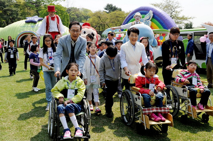 ▲ 어린이 날인 5일 이명박 대통령이 청와대 녹지원에서 어린이들과 대화를 나누다 한 어린이의 질문에 힘센 대통령이라며 팔뚝을 들어올리고 있다. ⓒ청와대