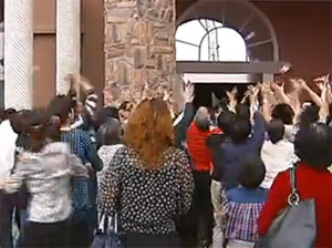 ▲ 관광객들이 떨어지는 돈을 줍기 위해 몰려있는 모습.ⓒ온바오닷컴 캡처