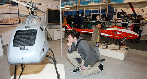 ▲ 외국인 관람객이 항공전시실에서 헬기 모형을 유심히 살펴보는 모습 ⓒ 뉴데일리