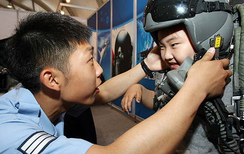 ▲ 행사장 뒤편에는 육군 항공작전사령부의 공격용 헬리콥터 3대와 미 아파치 대대, 공군 육전단, 경찰, 산림청의 산불진화용 헬리콥터를 합한 총 16대의 헬리콥터가 전시돼 있다. 아이들이 헬리콥터에 올라타 헬멧을 써보고 사진 촬영도 하며 즐거워했다.