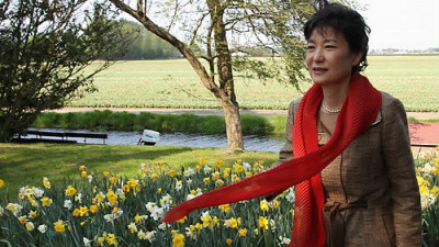 ▲ 박 전 대표는 29일 네덜란드를 방문, 여왕의 날을 맞아 네덜란드를 상징하는 오렌지빛 머플러를 둘렀다. ⓒ 연합뉴스