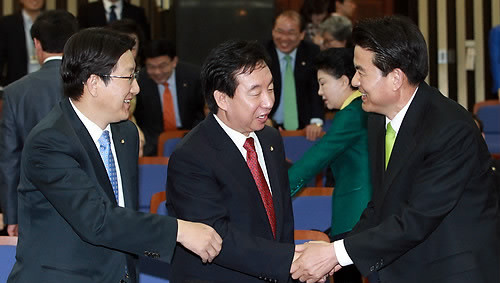 ▲ 지난 2일 국회에서 열린 한나라당 의원 연찬회에서 김태호 의원이 소장파 김성태 의원과 악수하고 있다. ⓒ연합뉴스