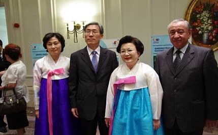 ▲ 카자흐스탄-한국주간 한국의 밤 행사. (왼쪽부터)신형은 알마티총영사 내외, 이배용위원장, 오스바노프 카자흐 외교부 대표. ⓒ 뉴데일리