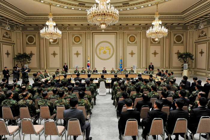 ▲ 이명박 대통령이 6일 청와대에서 전군 주요 지휘관들과 간담회를 갖고 있다.ⓒ청와대