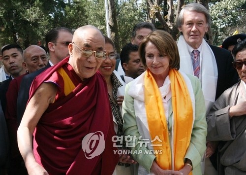 ▲ 왼쪽부터 달라이 라마와 낸시 펠로시 미 하원의장 ⓒ 연합뉴스