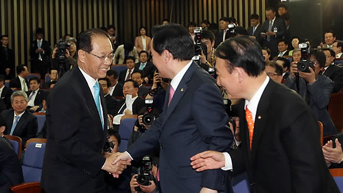 ▲ 6일 오후 국회에서 열린 한나라당 원내대표 경선에서 당선이 확정된 황우여 신임 원내대표가 경선에 참여했던 이병석, 안경률 후보와 악수하고 있다. ⓒ연합뉴스