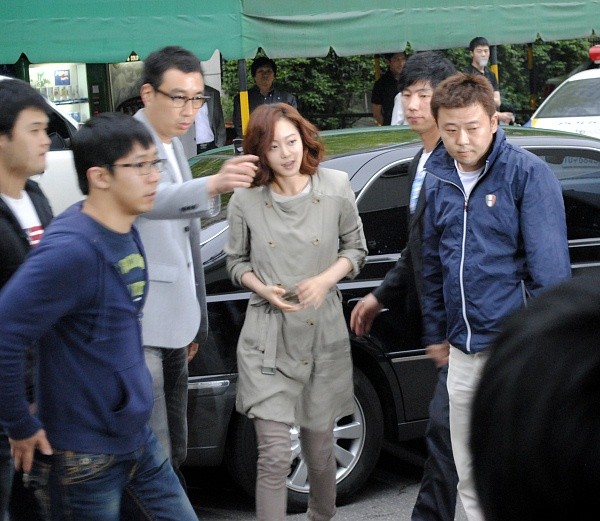 ▲ 뺑소니 혐의로 불구속 입건된 배우 한예슬이 6일 오후 조사를 받기 위해 서울 강남경찰서로 출두하고 있다.   ⓒ 뉴데일리