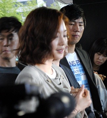 ▲ 6일 오후 강남경찰서 앞에서 취재진의 질문에 답하고 있는 한예슬.   ⓒ 뉴데일리