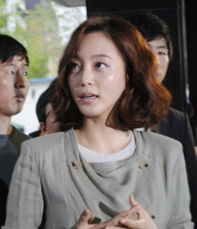 ▲ 6일 오후 강남경찰서 앞에서 취재진의 질문에 답하고 있는 한예슬.   ⓒ 뉴데일리