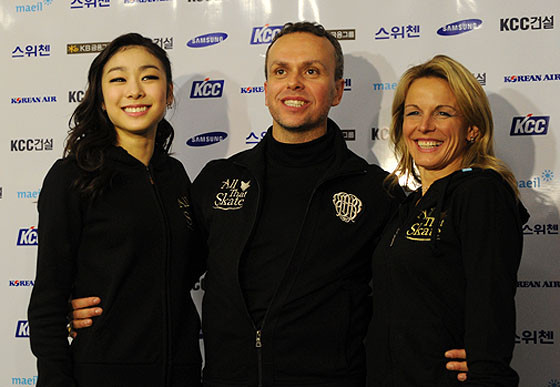 ▲ 기자들 앞에서 포즈를 취하고 있는 김연아, 데이비드 윌슨, 예카트리나 고르디바 (좌측부터) ⓒ추진혁 기자