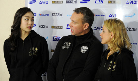 ▲ 김연아가 바라보자 익살스러운 표정을 짓고 있는 데이비드 윌슨(가운데)과 예카트리나 고르디바(오른쪽) ⓒ추진혁 기자