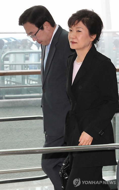 ▲ 박근혜 한나라당 전 대표가 8일 오전 인천공항 출국장을 빠져나가고 있다. ⓒ 연합뉴스