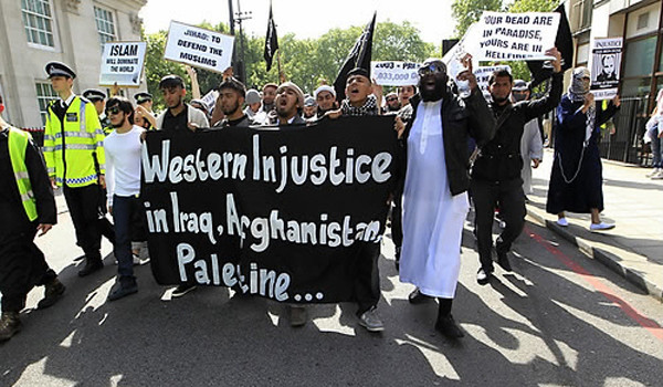 ▲ 지난 7일 런던 주재 美대사관 앞에서 벌어진, 빈 라덴의 복수를 촉구하는 시위.