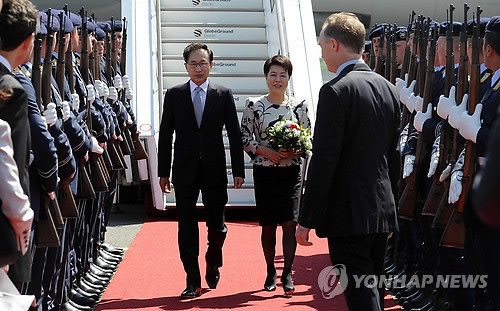 ▲ 이명박 대통령과 부인 김윤옥 여사가 8일 오후 첫 방문지인 독일 베를린 테겔 공항에 도착, 의장대 사열을 받고 있다.ⓒ연합뉴스