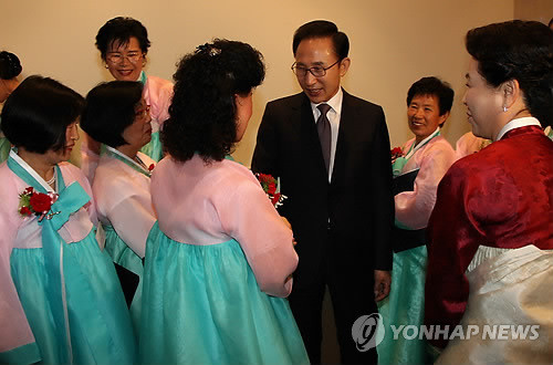 ▲ 이명박 대통령이 8일 오후(현지시간) 독일 베를린 도린트호텔에서 열린 동포간담회에서 파독(波獨) 간호사 합창단원들을 격려하고 있다.ⓒ연합뉴스