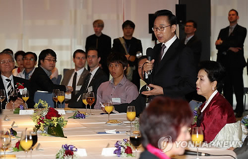 ▲ 유럽 3개국 순방에 나선 이명박 대통령이 8일 오후(현지시간) 독일 베를린 도린트호텔에서 열린 동포간담회에서 참석자들의 질문에 답하고 있다.ⓒ연합뉴스