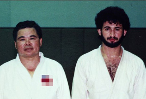 ▲ 우정밍 교수가 공개한 사진. 왼쪽이 우정밍 교수, 오른쪽이 젊은 시절의 오사마 빈 라덴으로 추정되는 인물.ⓒ온바오닷컴 캡처