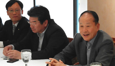 ▲ 이상득 의원이 8일(이하 현지시각) 미국 로스앤젤레스 윌셔 그랜드 호텔에서 열린 LA 교민과 간담회에 참석해 대화를 나누고 있다. ⓒ