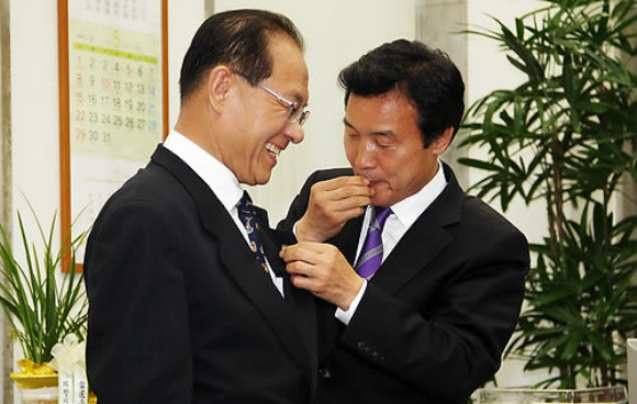 ▲ 손학규 민주당 대표가 황우여 한나라당 신임 원내대표에게 '국회의원 배지'의 중요성을 피력하며 자신의 것을 떼 황 대표에게 달아주고 있다.  ⓒ 연합뉴스