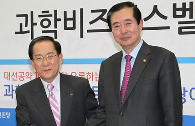 ▲ 자유선진당 이회창 대표가 9일 오후 서울 여의도 국회 당 대표실에서 기자회견을 열고 사퇴의사를 밝히며 변웅전 신임대표에게 인사하고 있다. ⓒ 연합뉴스