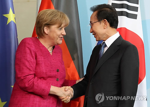 ▲ 이명박 대통령과 앙겔라 메르켈 독일 총리가 9일 오후(현지 시간) 독일 베를린 시내 총리공관에서 공동 기자회견을 마친 뒤 악수하고 있다.ⓒ연합뉴스