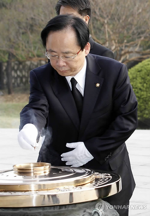 ▲ 한나라당 이주영 신임 정책위의자이 국립묘지를 찾아 헌향하고 있다ⓒ