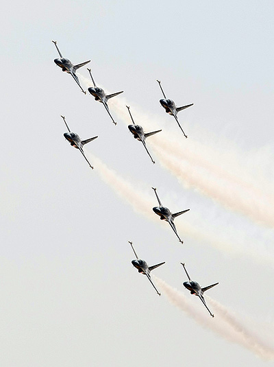 ▲ 올해로 3회째를 맞은 경기국제항공전에 총 44만여명의 관람객이 다녀가는 등 성황리에 폐막했다. 공군특수비행팀 블랙이글스가 축하비행을 하고 있다.ⓒ뉴데일리