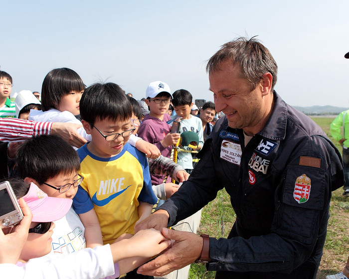 ▲ 뛰어난 비행솜씨를 뽐낸 헝가리 출신 파일럿 베레스 졸탄은 어린이들에게 사인공세를 받는 등 큰 인기를 끌었다.ⓒ뉴데일리