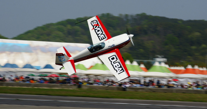 ▲ 뛰어난 비행솜씨를 뽐낸 헝가리 출신 파일럿 베레스 졸탄은 어린이들에게 사인공세를 받는 등 큰 인기를 끌었다.ⓒ뉴데일리