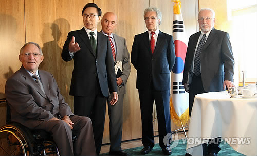 ▲ 이명박 대통령이 10일 (현지 시간) 베를린 시내 도린트호텔에서 독일 통일 주역들과 조찬 간담회를 갖기에 앞서 환담하고 있다. 왼쪽부터 쇼이블레 재무장관, 이 대통령, 외르크 쉔봄 전 국방차관, 텔칙 전 외교보좌관, 드 메지에르 전 동독총리. ⓒ연합뉴스