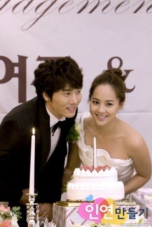 ▲ MBC 드라마 ‘인연만들기’에서 결혼식 장면을 촬영하고 있는 유진과 기태영.  ⓒ iMBC