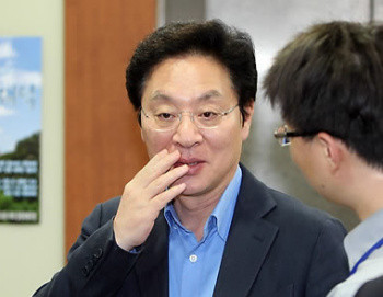 ▲ 한나라당 정두언 최고위원이 7일 오후 여의도 당사에서 열린 최고위원회의에 참석하고 있다. ⓒ 연합뉴스