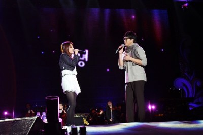 ▲ 성시경과 아이유가 함께 노래하는 모습.ⓒ젤리피쉬 제공