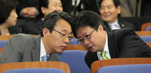 ▲ 한나라당 김성식의원과 정태근의원이 11일 국회에서 열린 의원총회에서 대화하고 있다. ⓒ연합뉴스
