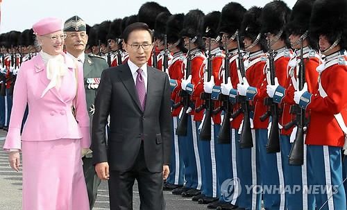 ▲ 유럽을 순방중인 이명박 대통령이 11일 오후(현지 시간) 덴마크의 코펜하겐에 도착, 마그레테 2세 여왕의 영접을 받으며 사열하고 있다.ⓒ연합뉴스