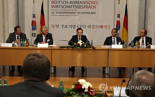 ▲ 독일을 방문중인 이명박 대통령이 10일 오후(현지 시간) 프랑크푸르트 상공회의소에서 열린 독일 주요 기업인들과의 간담회에 참석해 모두발언을 하고 있다. 왼쪽부터 쥐스 지멘스 이사, 슈트로 독일상의 한국대표, 이 대통령, 뮐러 독일상의 프랑크푸르트지회장, 파넥 티센쿠르프 이사.ⓒ연합뉴스