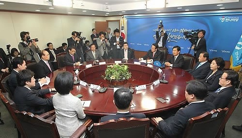 ▲ 한나라당 정의화 비상대책위원장이 12일 오전 서울 여의도 당사에서 열린 비상대책위원회의를 주재하고 있다. ⓒ연합뉴스