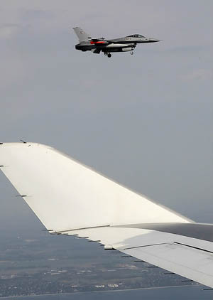 ▲ 우리 공군 1호기를 호위 비행중인 덴마크 공군의 F-16 전투기.ⓒ연합뉴스