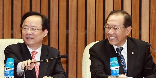 ▲ 한나라당 황우여 신임 원내대표가 13일 오전 국회에서 취임 뒤 첫 주요당직자회의를 주재하며 환하게 웃고 있다. 왼쪽은 이주영 신임 정책위의장. ⓒ연합뉴스